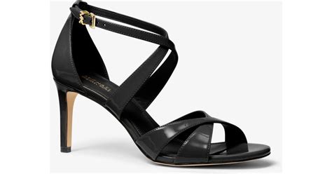 michael kors kinsley schwarz|Kinsley Faux Patent Leather Sandal .